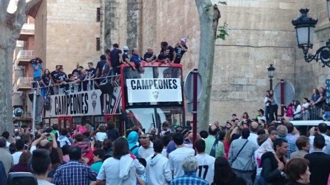 Los jugadores del Albacete celebran con sus aficionados el ascenso a Segunda. (I Galería de imágenes)