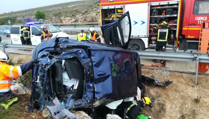 Rescatan a cinco miembros de una familia de un coche accidentado en Sisante (Cuenca)