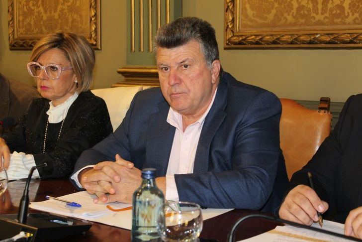 Antonio Serrano pide a la Diputación de Albacete minimizar el impacto del nuevo impuesto sobre el depósito de residuos