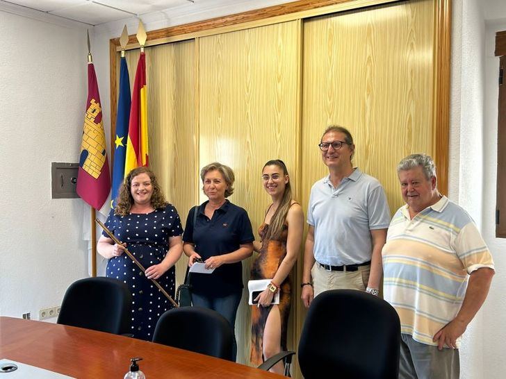 El Ayuntamiento de Paterna del Madera abre sus puertas a los vecinos, y la alcaldesa imparte clases de inglés a los niños, de forma gratuita