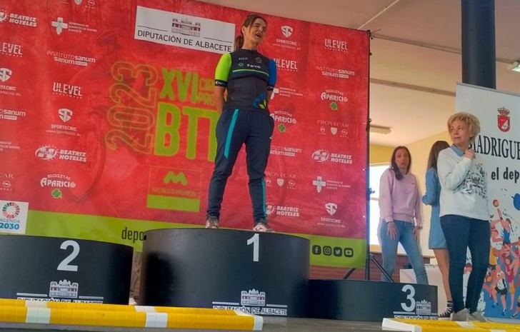 Óscar Carrasco y Alfonsi Villar, ganadores de la prueba BTT de Madrigueras