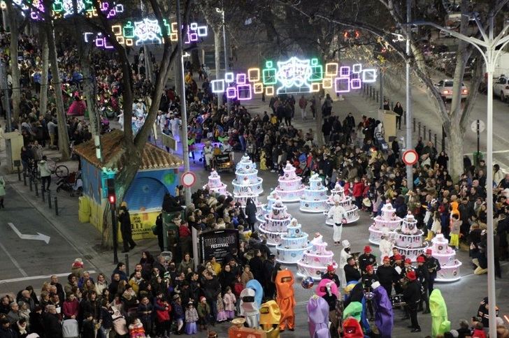 Miles de personas, entre participantes y público, ponen color y alegría a las calles de Albacete en el desfile de Carnaval