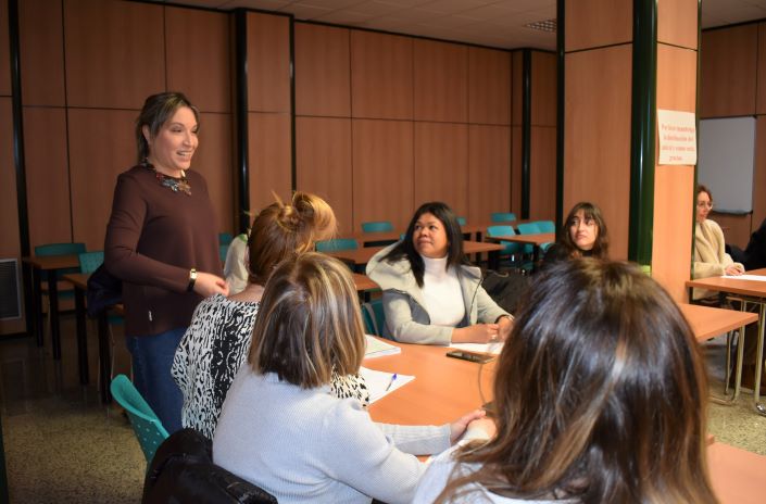 La concejala de Formación y Empleo da la bienvenida a los participantes en uno de los talleres de la Agencia Municipal de Colocación de Albacete