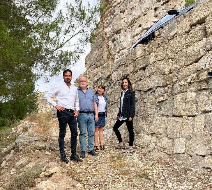 La Junta ayuda a reforzar un muro gravemente deteriorado en la carretera que une Alcalá del Júcar y Tolosa