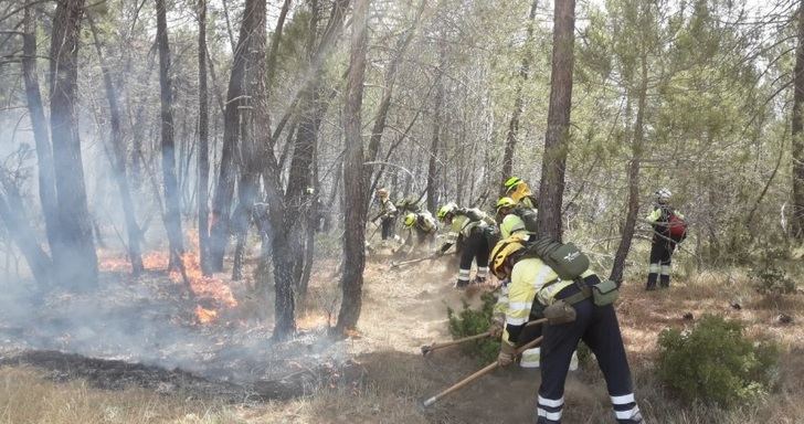 Los bomberos trabajando en el incendio de Barchín.