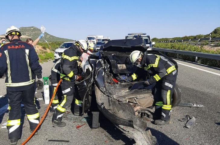 Dos heridos tras el vuelco de un camión y el choque de otro, que obligó a cortar la A-31 en Chinchilla (Albacete)