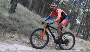 La carrera de BTT de Chinchilla, marcada por el viento, fue para Alberto López y Aida Milán