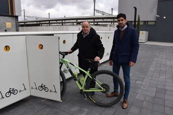 El alcalde de Albacete presenta el aparcamiento para bicicletas y patinetes en la Estación de Autobuses