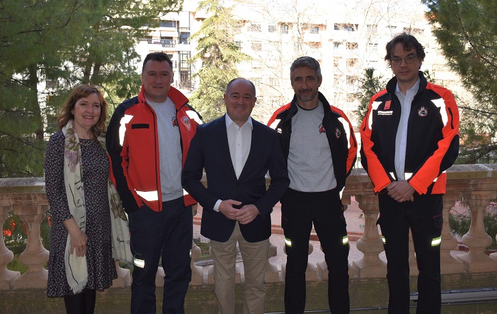 Emilio Sáez, alcalde de Albacete, agradece su implicación a los bomberos Damián Soriano y Luis Enrique Utiel