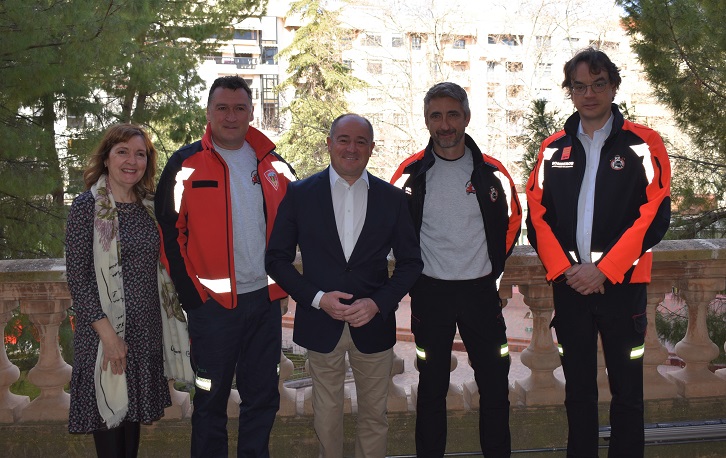 Emilio Sáez, alcalde de Albacete, agradece su implicación a los bomberos Damián Soriano y Luis Enrique Utiel