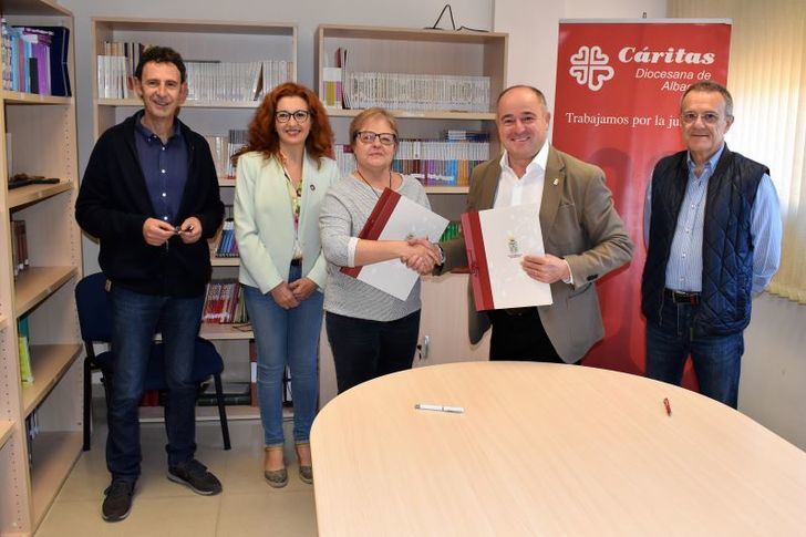 El Ayuntamiento de Albacete respalda la acción integral de Cáritas Diocesana “por la justicia social” con un convenio dotado con 95.000 euros