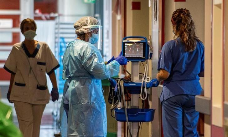 Dos fallecidos y ligero descenso de casos y hospitalizados por coronavirus en Castilla-La Mancha