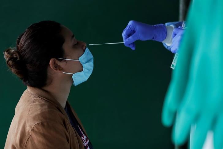 Ascienden a 682 los nuevos casos de coronavirus en Castilla-La Mancha, mientras bajan las hospitalizaciones