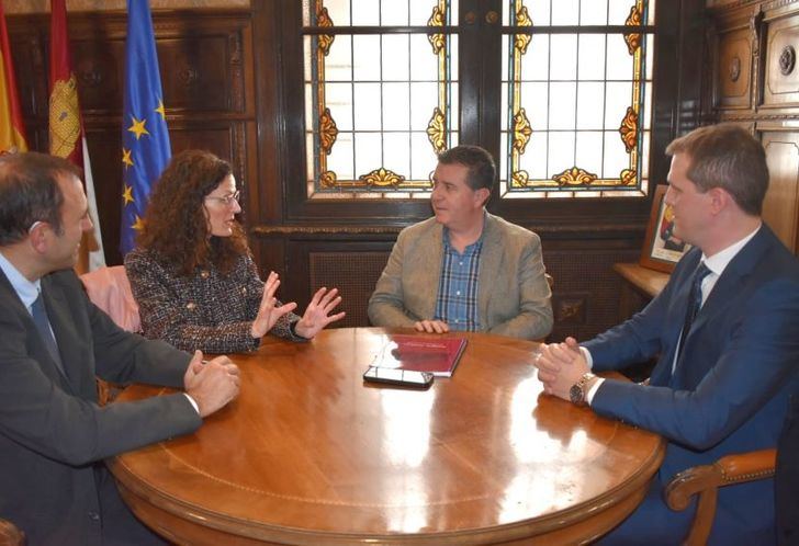 Cabañero se reúne con Amelia Quintero y Daniel García quienes protagonizarán el relevo en la Dirección del Aeropuerto de Albacete