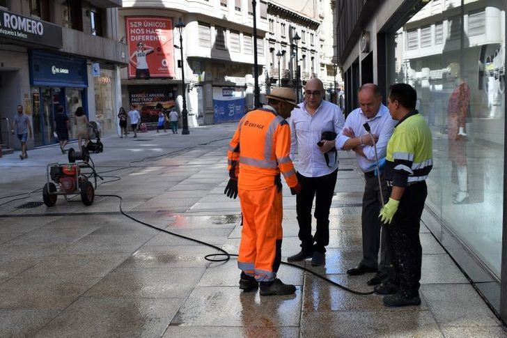 El alcalde se interesa por los trabajos de puesta a punto del pavimento de la calle Ancha