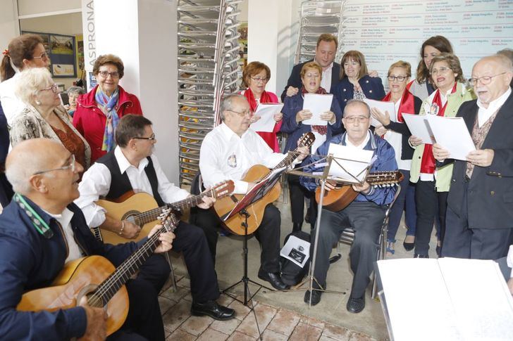 Vicente Casañ acompaña a la asociación de Mujeres, Usuarios y Consumidores en su tradicional encuentro ferial