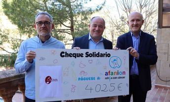 El alcalde de Albacete y el director de la Banda Sinfónica Municipal han entregado al presidente de Afanion un cheque solidario