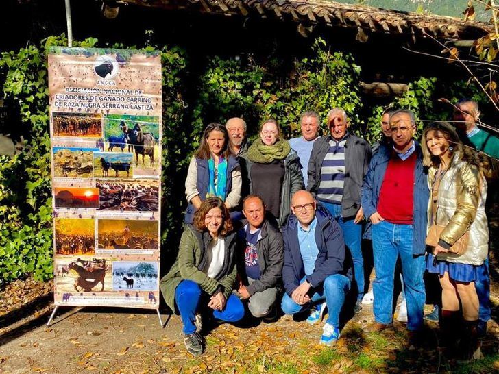 El Gobierno regional se interesa por las necesidades para la cría de la cabra negra Serrana Castiza, propia de la sierra de Albacete