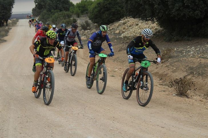 Aída Milán y Alberto López se imponen pese a la lluvia en el circuito de BTT en Pétrola