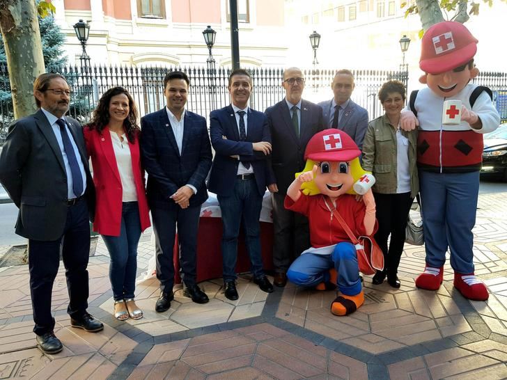 Las instituciones de Albacete se suman al ‘Día de la Banderita’ de Cruz Roja en favor de la infancia