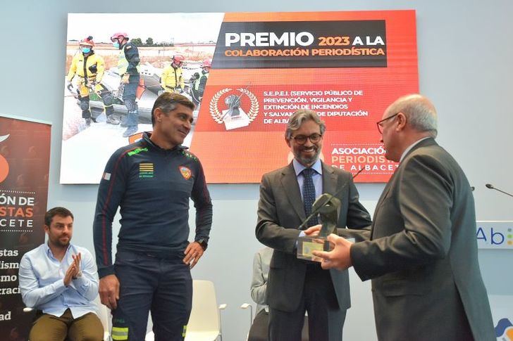 La Asociación de Periodistas de Albacete reconoce al Servicio de Bomberos de la Diputación por su colaboración con la labor informativa