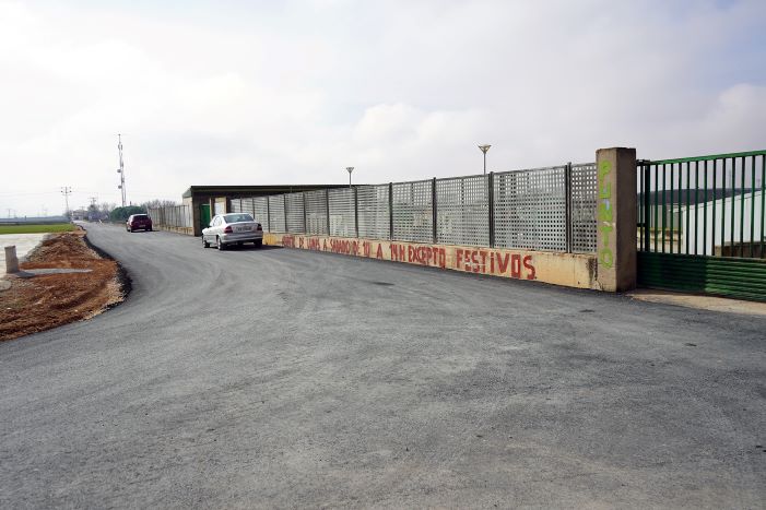 El Ayuntamiento de La Roda asfalta 300 metros del camino al Punto Limpio y estudia completar los metros restantes