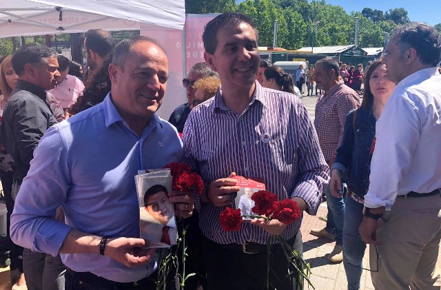 Emilio Sáez (PSOE) participó en una mesa informativa de su partido en ‘Los Invasores’ de Albacete