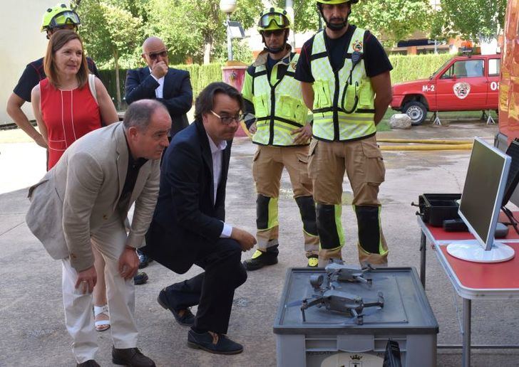 El alcalde destaca la importancia que tienen los nuevos EPI destinados a los bomberos