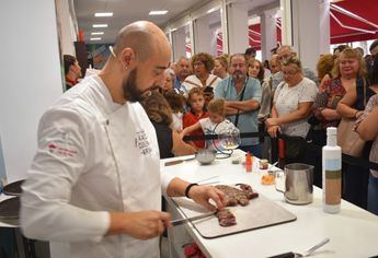 El chef Javier García del restaurante ‘Martina’ en Albacete sorprende en el Show Cooking de la Diputación con su coliflor con infusión de azafrán