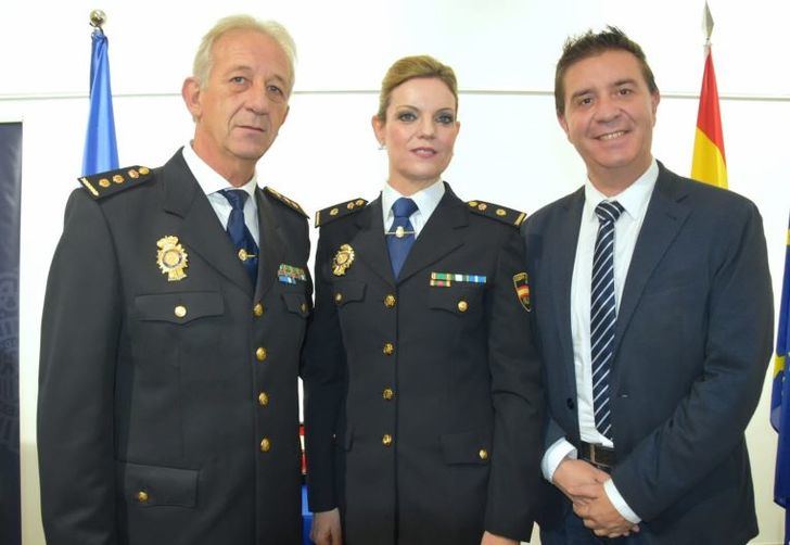 Cabañero asiste a la toma de posesión de la Inspectora de la Policía Nacional, Genoveva Armero, como Jefa de la Comisaría Local de Hellín