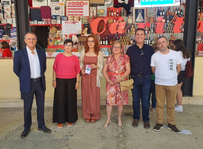 Cabañero comienza la Feria 2022 fiel a la tradición de comprar boletos en la Tómbola de Cáritas