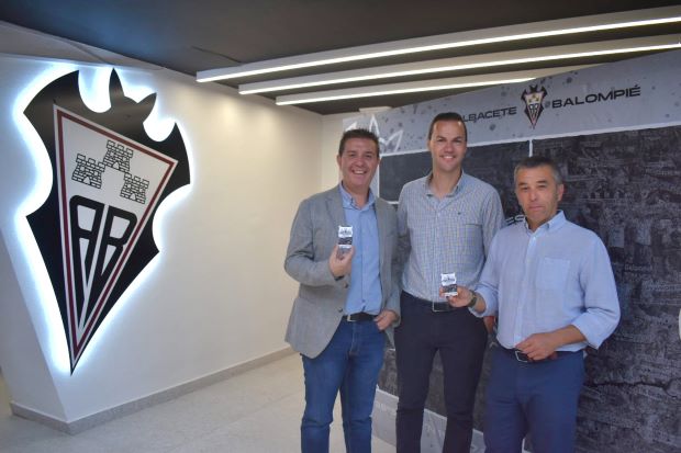 Santi Cabañero renueva su abono con el Albacete Balompié sumándose al 'espíritu indomable' de un equipo que 'esta temporada lo ha dado todo'