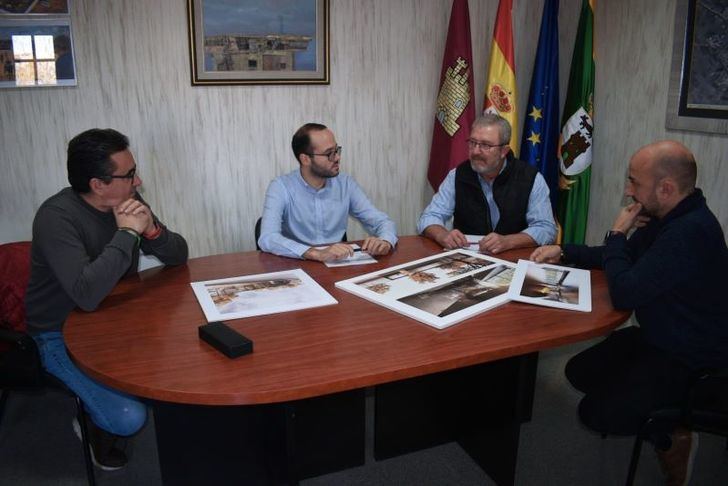 Valera anuncia en La Gineta el comienzo inminente de las obras del Centro Joven y del Campo de Fútbol 7 con la ayuda de la Diputación