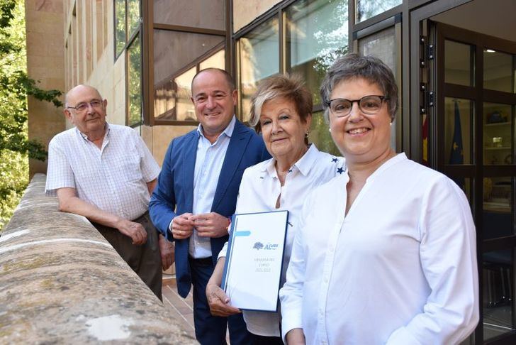 El alcalde anima al relevo en la directiva de la Asociación de Alumnos de la Universidad de la Experiencia para dar continuidad a una labor cultural “vital”