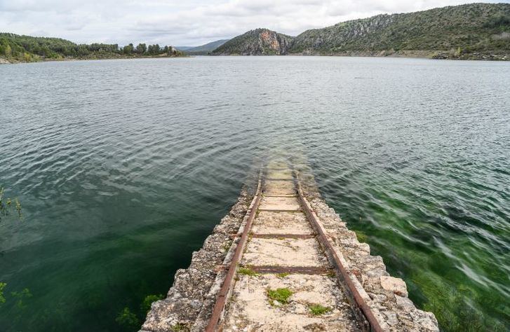 Page amaga con exigir que se mantenga cerrado el grifo del trasvase hasta que no se agote el agua desalada