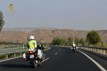 Denunciado un motorista por circular a 135 kilómetros por la A-2 en Guadalajara sin el casco de protección