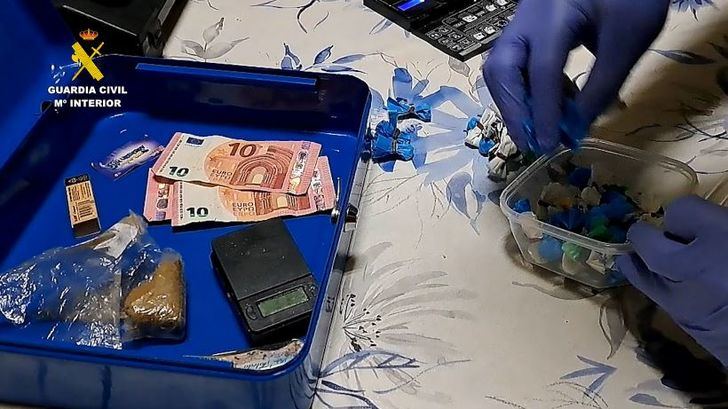 Desarticulan un punto de venta de cocaína y hachís en Casas Ibáñez y detienen a dos personas