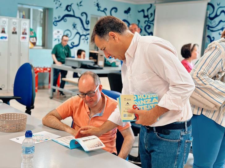 El alcalde de Albacete reparte ejemplares de lectura fácil en las asociaciones Asprona, Afaeps y Desarrollo