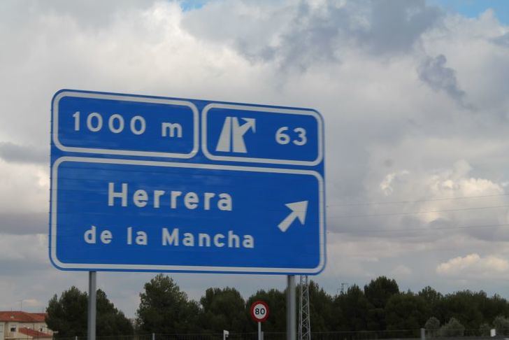 Fallece un motorista tras colisionar con un turismo en la entrada de la cárcel de Herrera de la Mancha