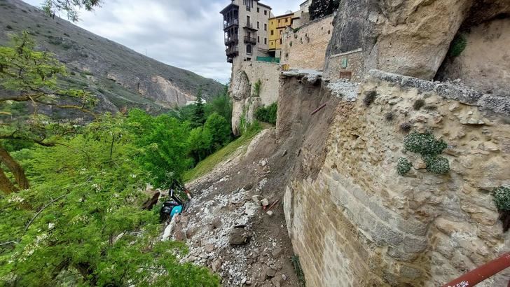 Se derrumba parte de la calle Canónigos de Cuenca, en pleno Casco Histórico