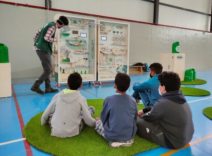 La campaña 'Tu eres la pieza clave' de Ecovidrio junto a Diputación de Albacete y Junta inicia su andadura en Casas Ibáñez