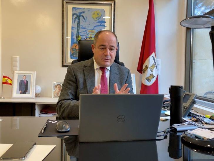 El alcalde critica la campaña 'Albacete, caga y vete' y pedirá la retirada del logotipo del Ayuntamiento