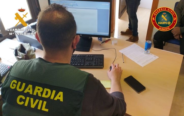 Investigada por estafar 7.000 euros a una empresa de Almansa con direcciones falsas de correos electrónicos