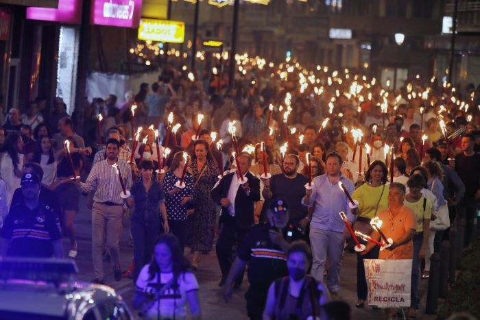 Más de 5.000 antorchas iluminan la noche de Albacete desde la Catedral hasta la plaza de Toros para honrar a San Juan