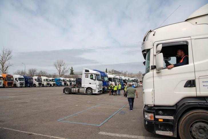 Asociaciones de transportistas de C-LM exponen a Junta la necesidad de ayudas para afrontar el precio de los carburantes