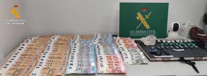 Detenidas dos personas y desmantelados dos puntos de venta de distribución de cocaína en Villamalea