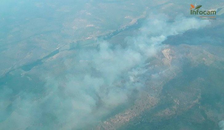 C-LM cree que el fuego de Casas de Lázaro se estabiliza hoy tras quemar 250 hectáreas de encinas centenarias
