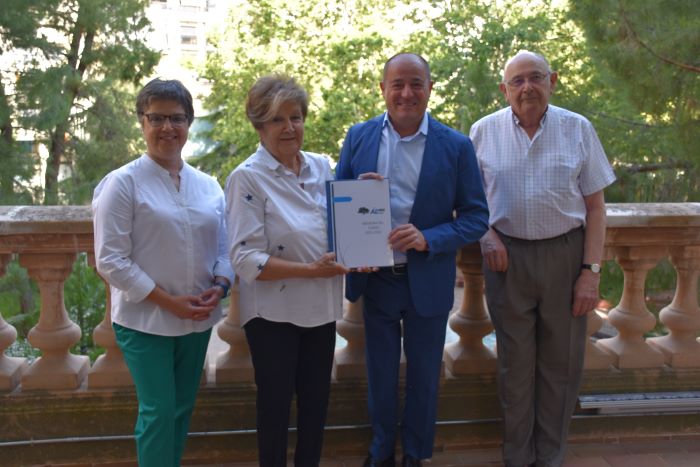 Sáez destaca la labor 'vital' para Albacete de la Asociación de Alumnos de la Universidad de la Experiencia