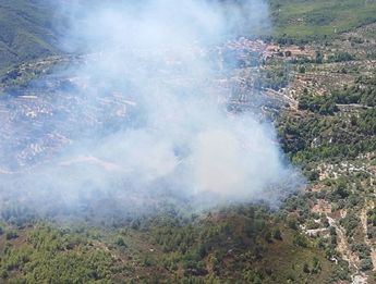 Un incendio en Yeste (Albacete) obliga a confinar otra pedanía y a cortar la AB-510