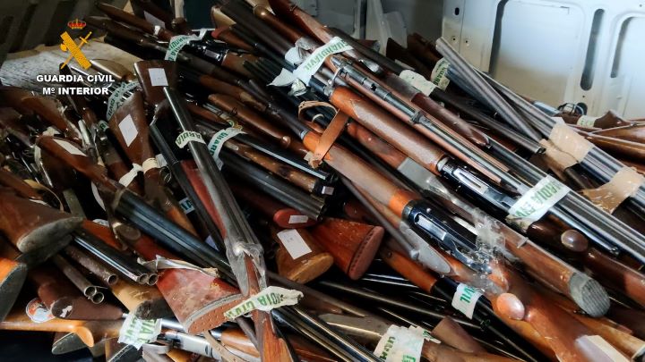 La Guardia Civil de Guadalajara reduce a chatarra 1.083 armas de fuego, piezas y otros objetos peligrosos